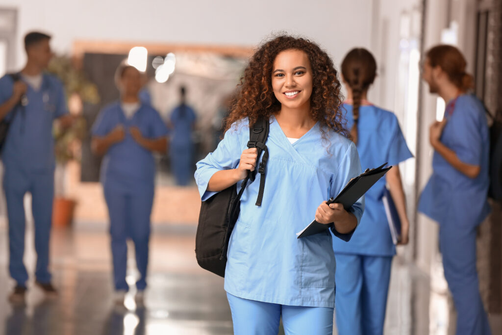 jeune médecin en robe médicale avec stéthoscope jeune médecin en robe médicale avec stéthoscope
